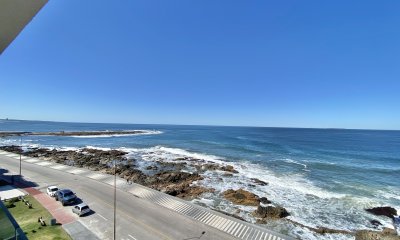 VENTA DE APARTAMENTO DE 3 DORMITORIOS FRENTE AL MAR EN BRAVA PUNTA DEL ESTE