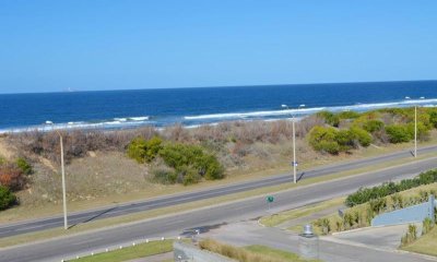 VENTA DE APARTAMENTO DE 2 DORMITORIOS EN SUITE FRENTE AL MAR EN EDIFICIO BRAVA 28 PUNTA DEL ESTE