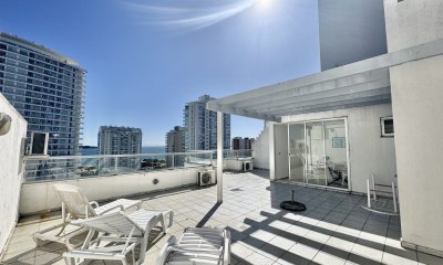 PENT-HOUSE EN VENTA DE 2 DORMITORIOS Y PARRILLERO PROPIO - PLAYA MANSA