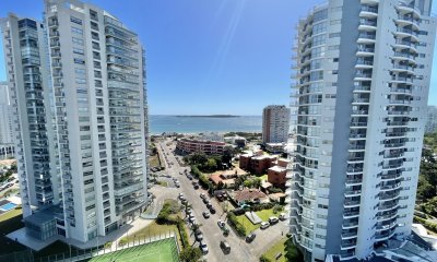 VENTA DE APARTAMENTO DE 3 DORMITORIOS Y SERVICIO EN EDIFICIO MIAMI BOULEVARD II PUNTA DEL ESTE