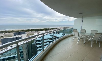 Apartamento en venta de 3 dormitorios con vista al mar playa brava