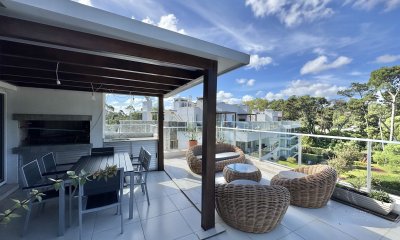 PENT-HOUSE EN VENTA DE 3 DORMITORIOS Y PARRILLERO PROPIO