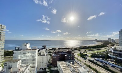 VENTA APARTAMENTO 2 DORMITORIOS + DEPENDENCIA PLAYA MANSA