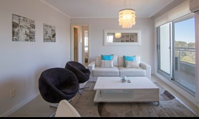 VENTA DE APARTAMENTO DE 2 DORMITORIOS EN EDIFICIO OCEAN DRIVE PUNTA DEL ESTE