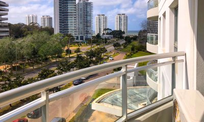 VENTA DE APARTAMENTO DE 2 DORMITORIOS EN EDIFICIO OCEAN DRIVE PUNTA DEL ESTE