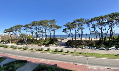 VENTA DE APARTAMENTO DE 2 DORMITORIOS Y SERVICIO FRENTE AL MAR EN MANSA PUNTA DEL ESTE