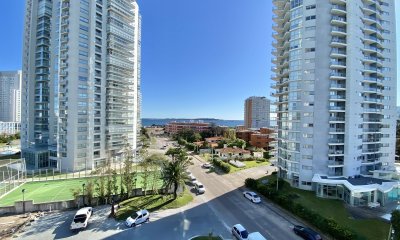 VENTA DE APARTAMENTO DE 3 DORMITORIOS Y SERVICIO EN EDIFICIO MIAMI BOULEVARD II PUNTA DEL ESTE