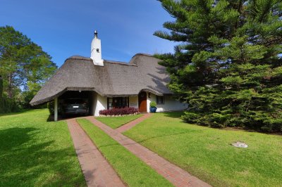 Vende casa de 3 dormitorios en Pinares, excelente estado 