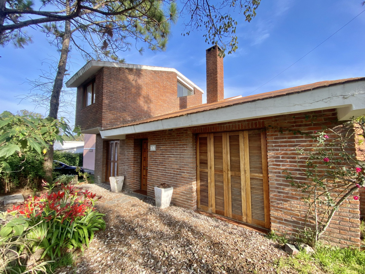  ALQUILAR ANUAL CASA  DE 5 DORMITORIOS PUNTA DEL ESTE. - RSP18585C