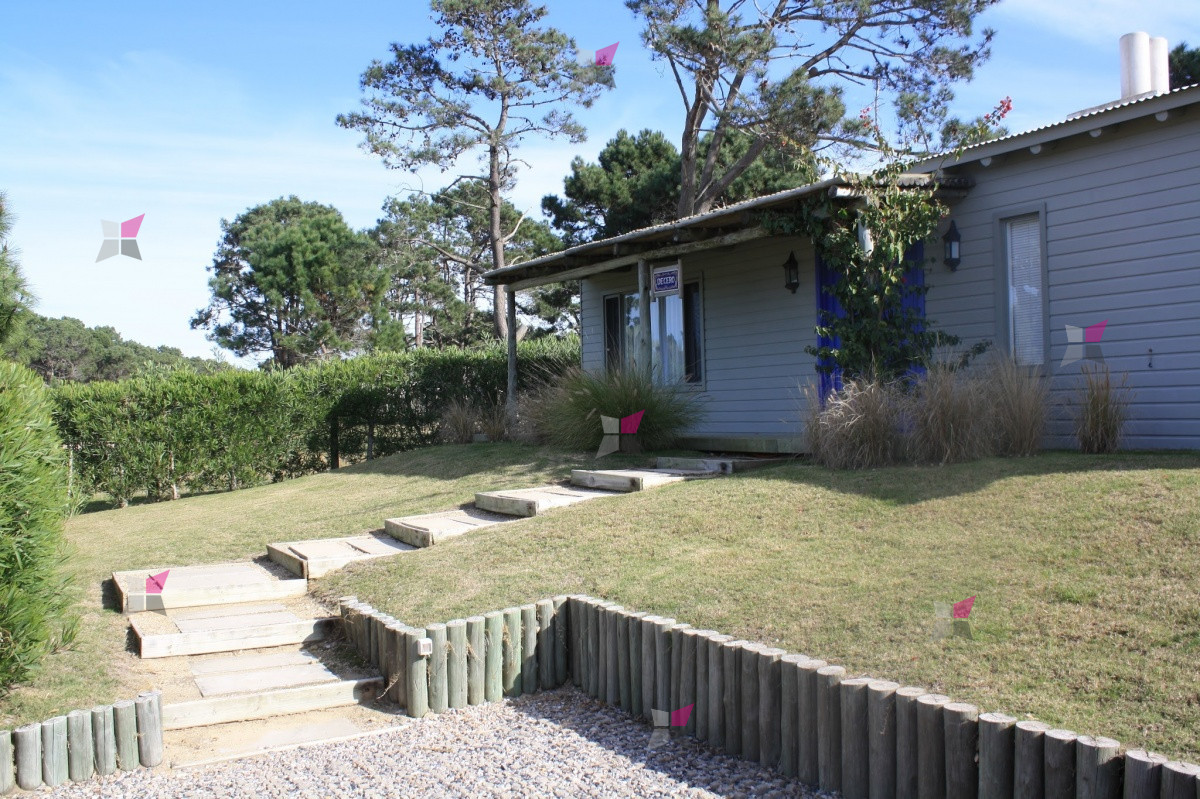 VENTA DE CASA DE 3 DORMITORIOS Y SERVICIO EN BARRIO PINAR DEL FARO JOSE IGNACIO  - RSP11965C