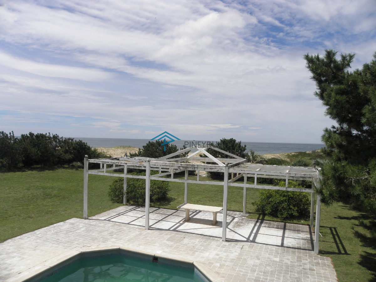 Casa ID.393 - Venta de exclusiva casa sobre la playa en Punta Piedras.