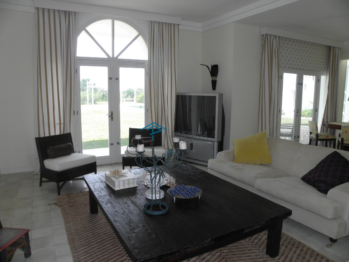 Casa ID.393 - Venta de exclusiva casa sobre la playa en Punta Piedras.