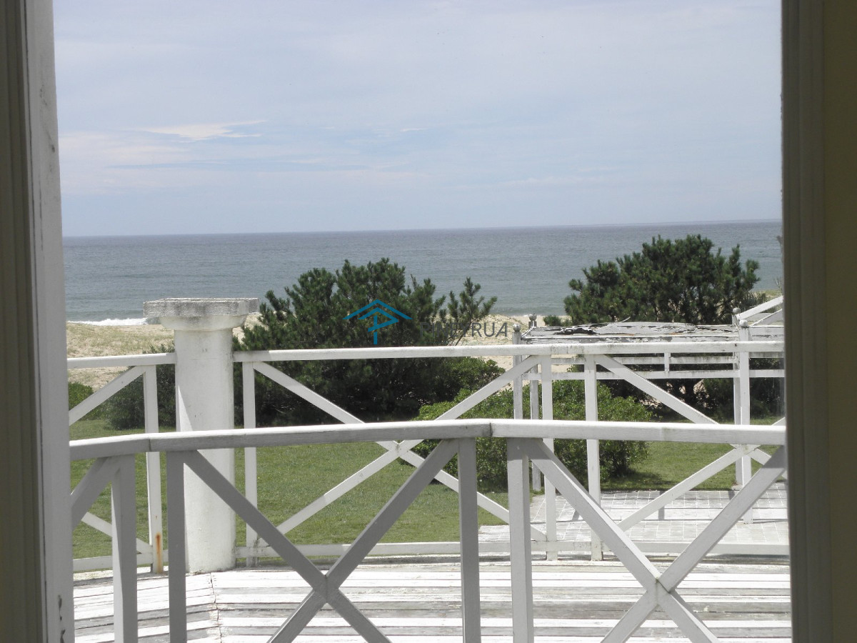 Casa ID.393 - Venta de exclusiva casa sobre la playa en Punta Piedras.