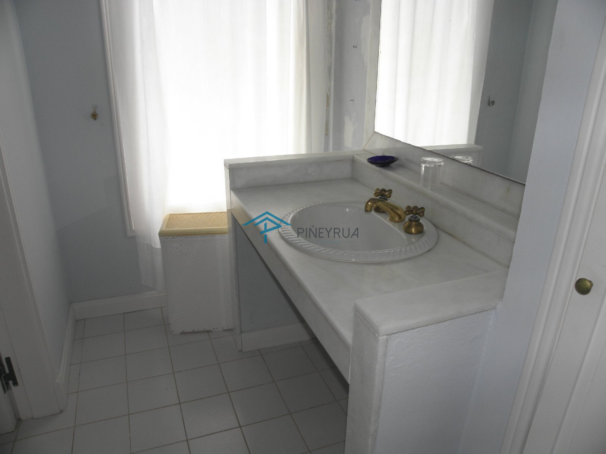 Casa ID.393 - Venta de exclusiva casa sobre la playa en Punta Piedras.