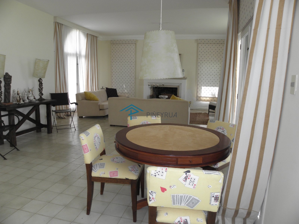 Casa ID.393 - Venta de exclusiva casa sobre la playa en Punta Piedras.