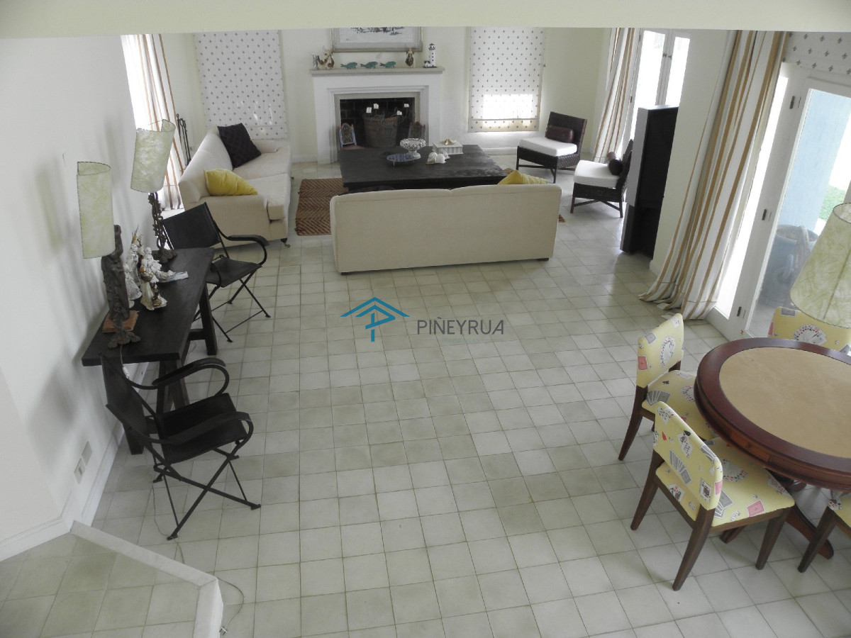 Casa ID.393 - Venta de exclusiva casa sobre la playa en Punta Piedras.