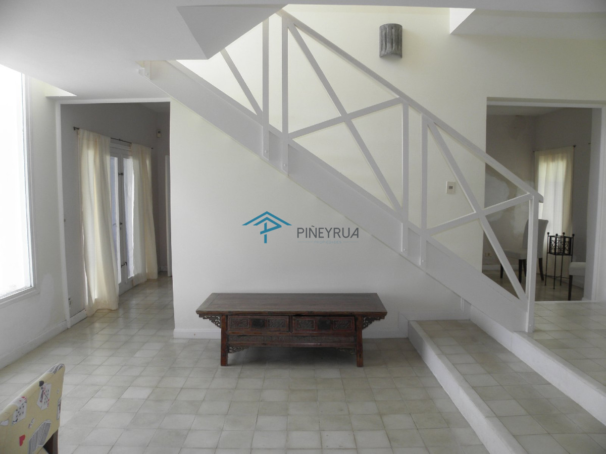 Casa ID.393 - Venta de exclusiva casa sobre la playa en Punta Piedras.