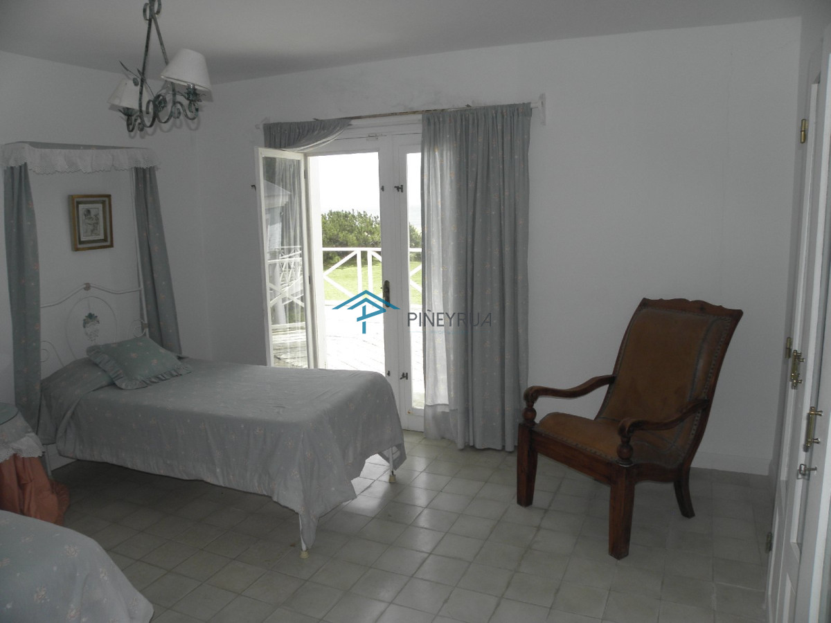 Casa ID.393 - Venta de exclusiva casa sobre la playa en Punta Piedras.