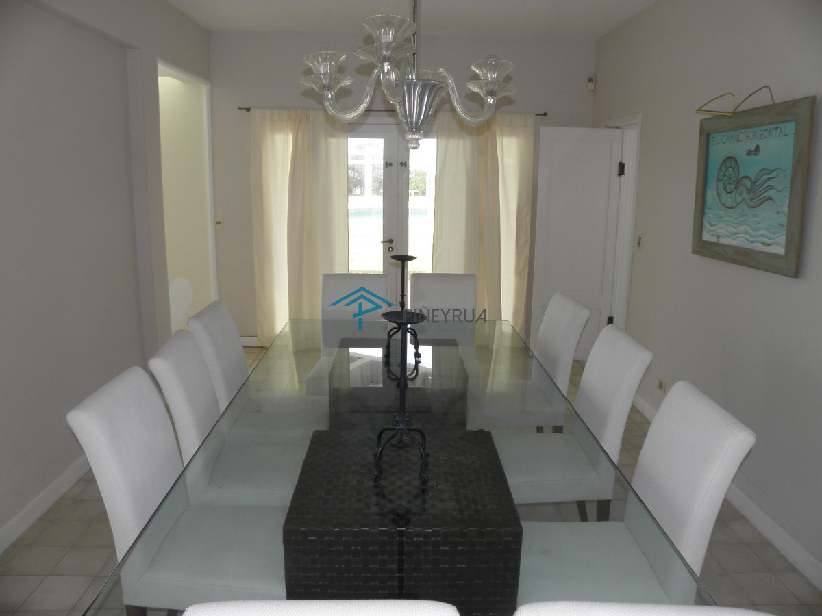 Casa ID.393 - Venta de exclusiva casa sobre la playa en Punta Piedras.