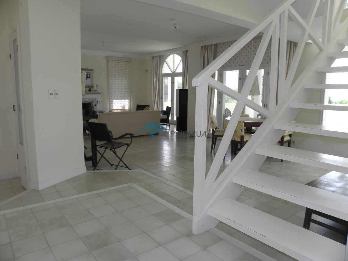 Casa ID.393 - Venta de exclusiva casa sobre la playa en Punta Piedras.