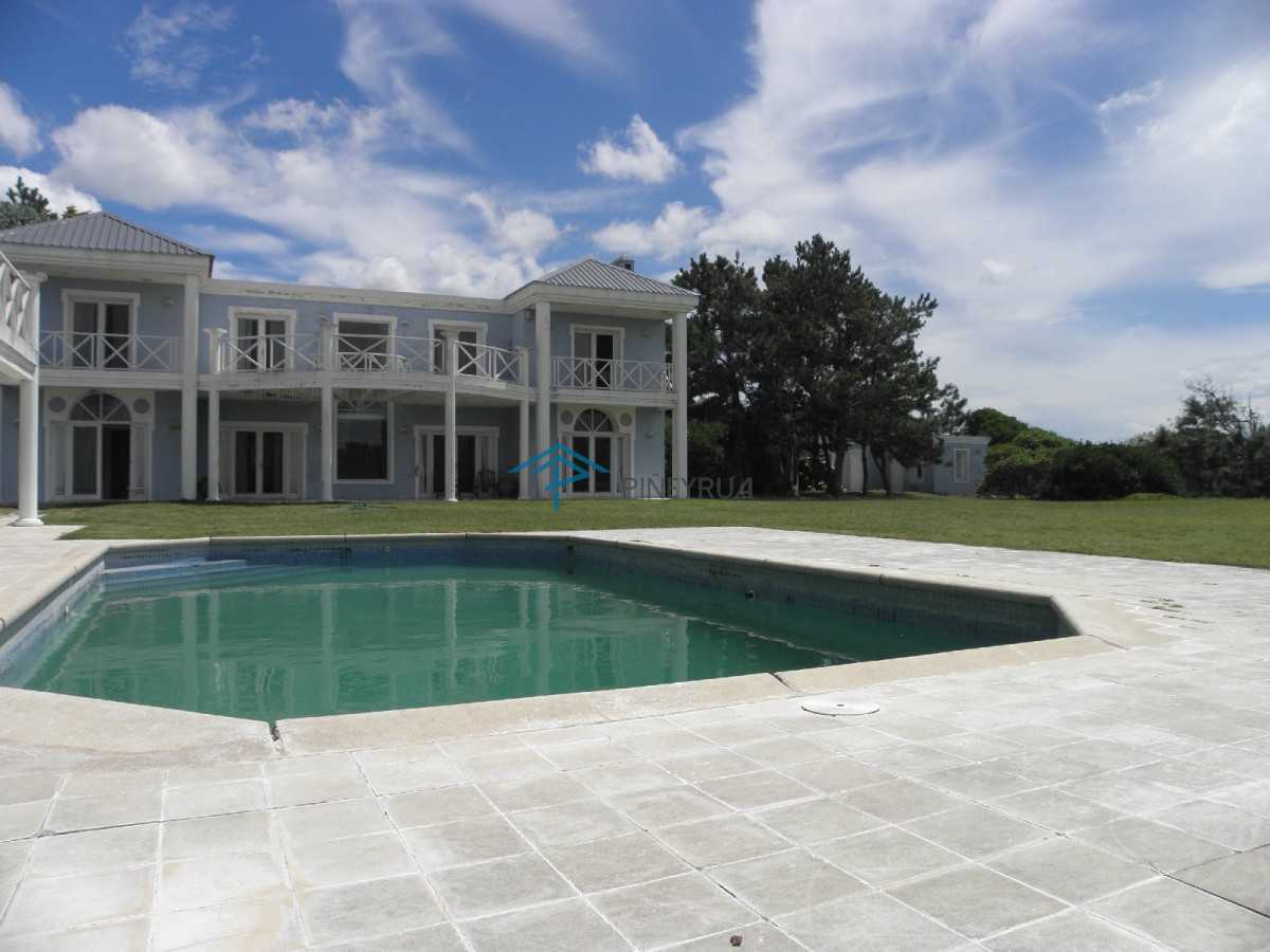 Casa ID.393 - Venta de exclusiva casa sobre la playa en Punta Piedras.
