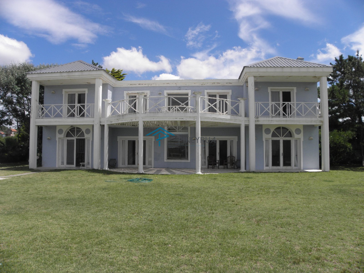 Casa ID.393 - Venta de exclusiva casa sobre la playa en Punta Piedras.