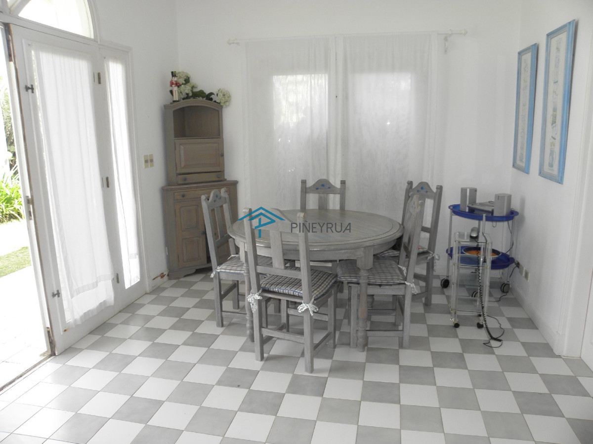 Venta de exclusiva casa sobre la playa en Punta Piedras.