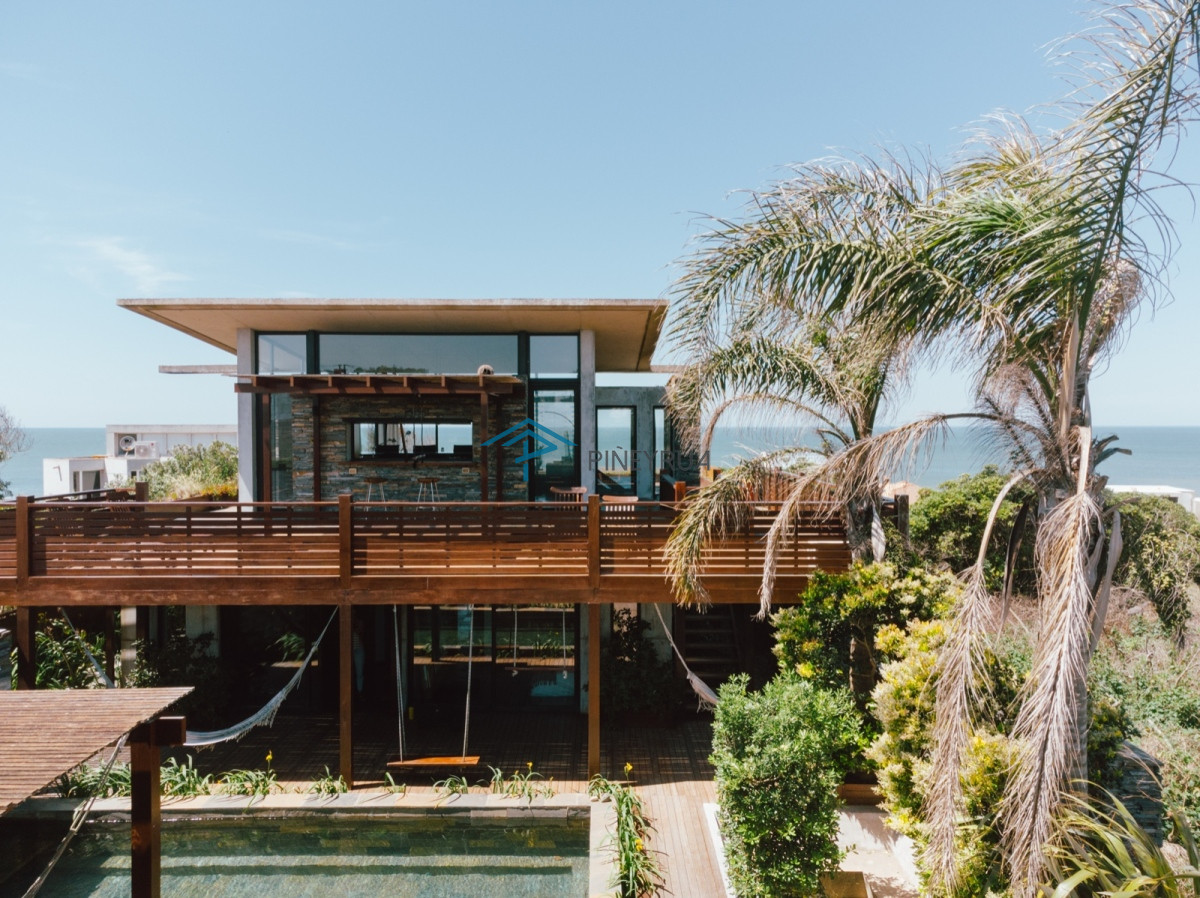 CASA EN PUNTA PIEDRAS 