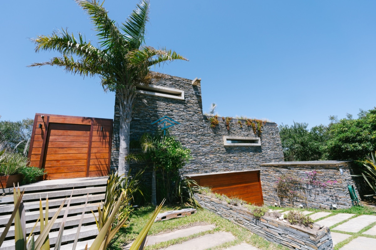 CASA EN PUNTA PIEDRAS 