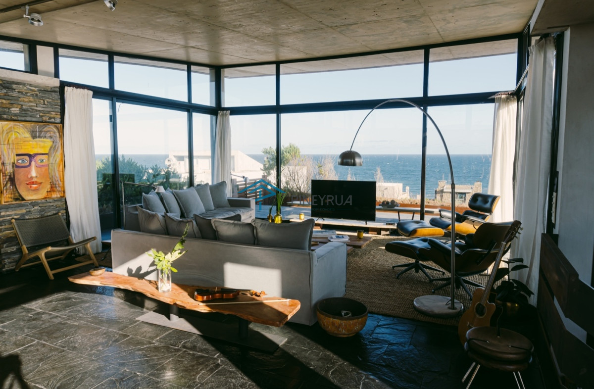 CASA EN PUNTA PIEDRAS 