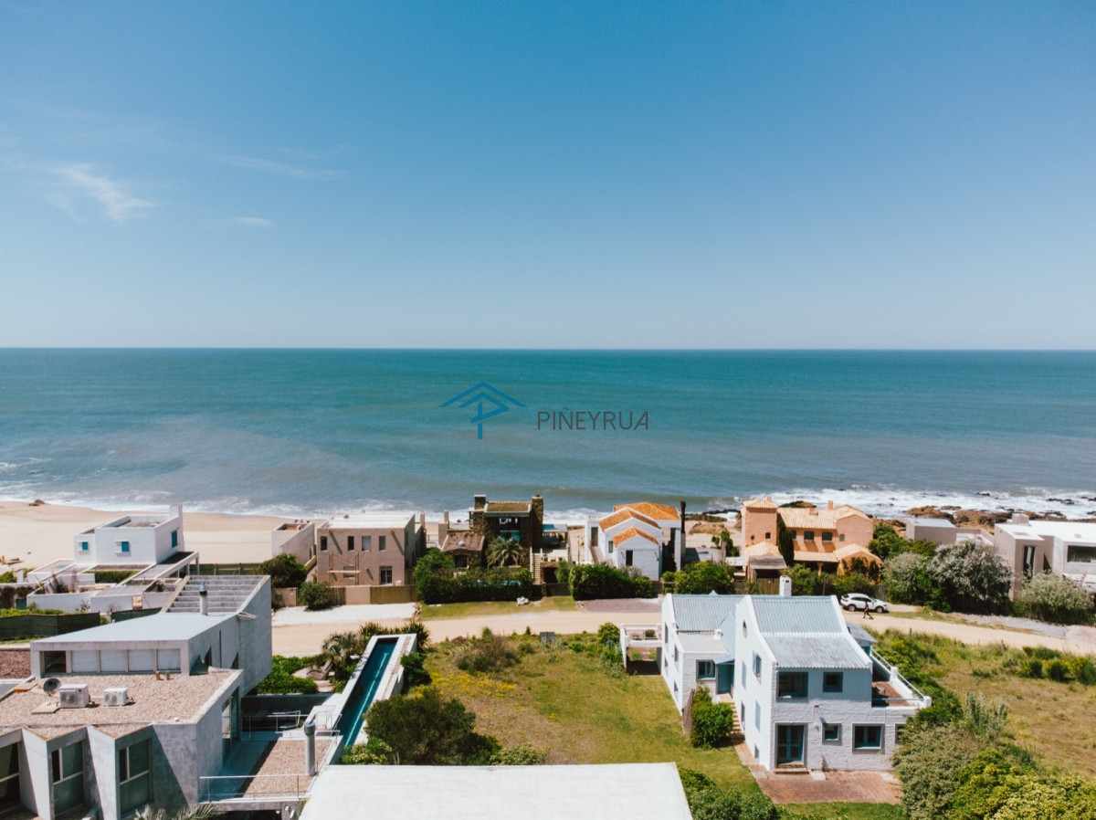 CASA EN PUNTA PIEDRAS 