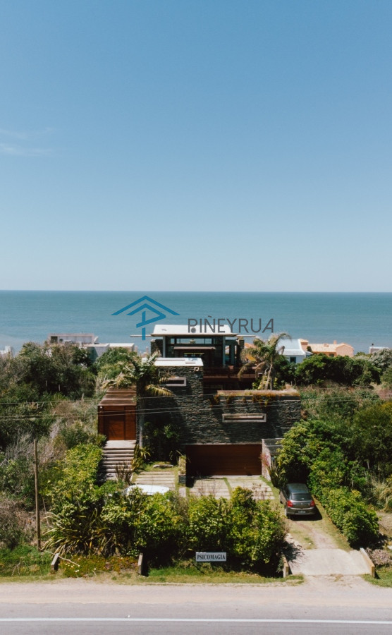 CASA EN PUNTA PIEDRAS 
