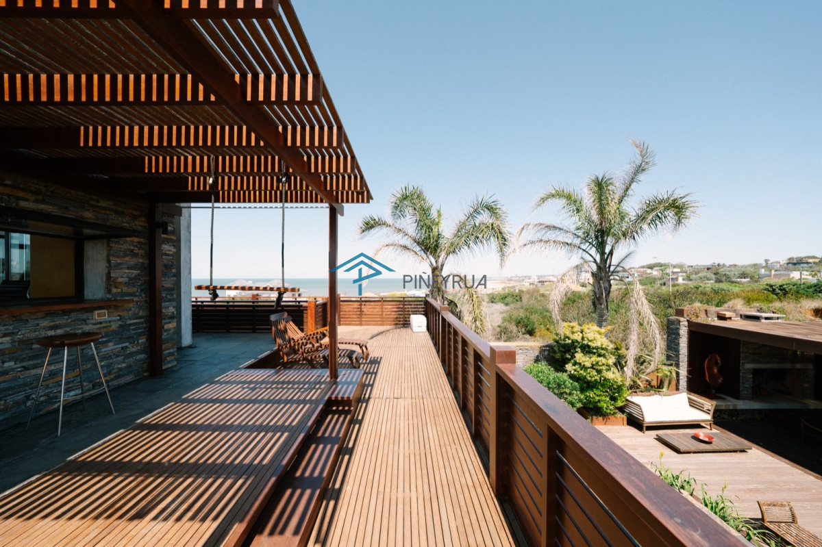 CASA EN PUNTA PIEDRAS 