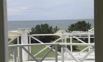 Venta de exclusiva casa sobre la playa en Punta Piedras.