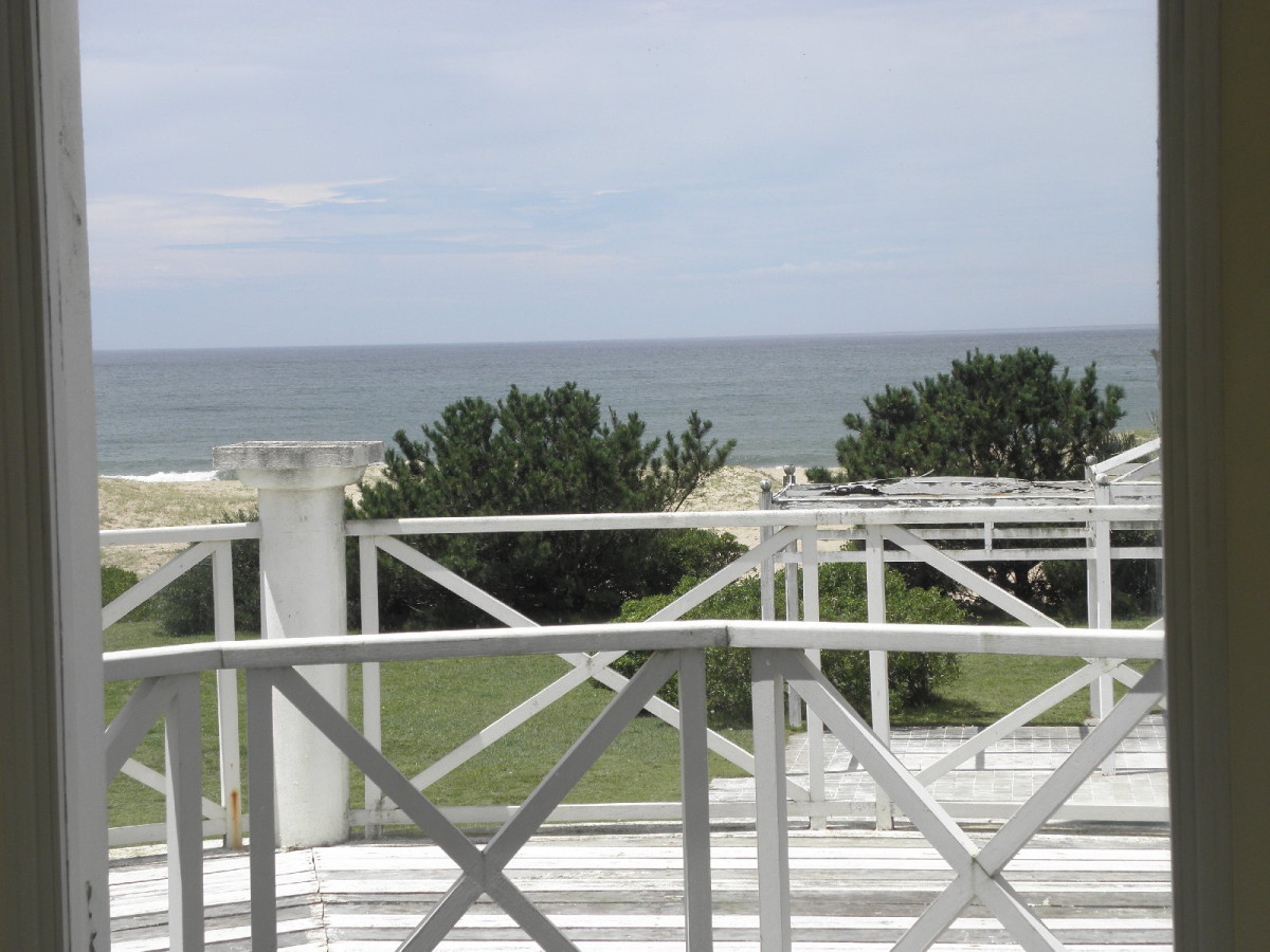 Venta de exclusiva casa sobre la playa en Punta Piedras.