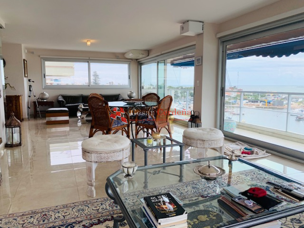 VENTA - Exclusivo apartamento en venta - primera linea a los yates y la bahía de Punta del Este - CCB117A