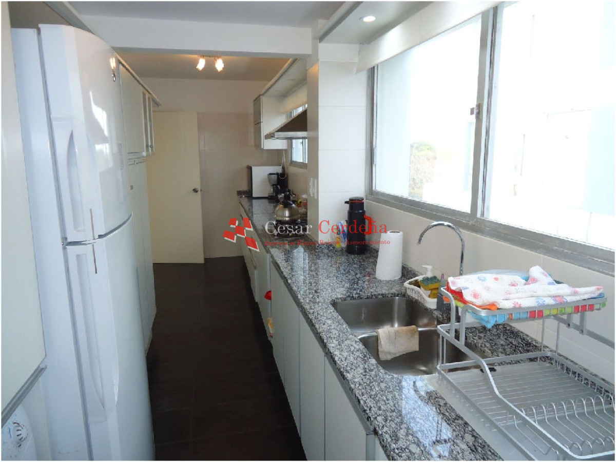Apartamento ID.696 - VENTA - 3 dormitorios al frente, playa mansa
