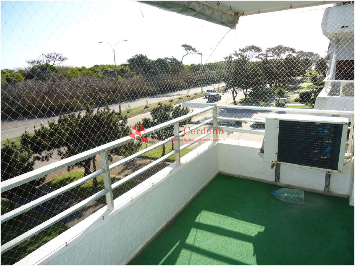 Apartamento ID.696 - VENTA - 3 dormitorios al frente, playa mansa