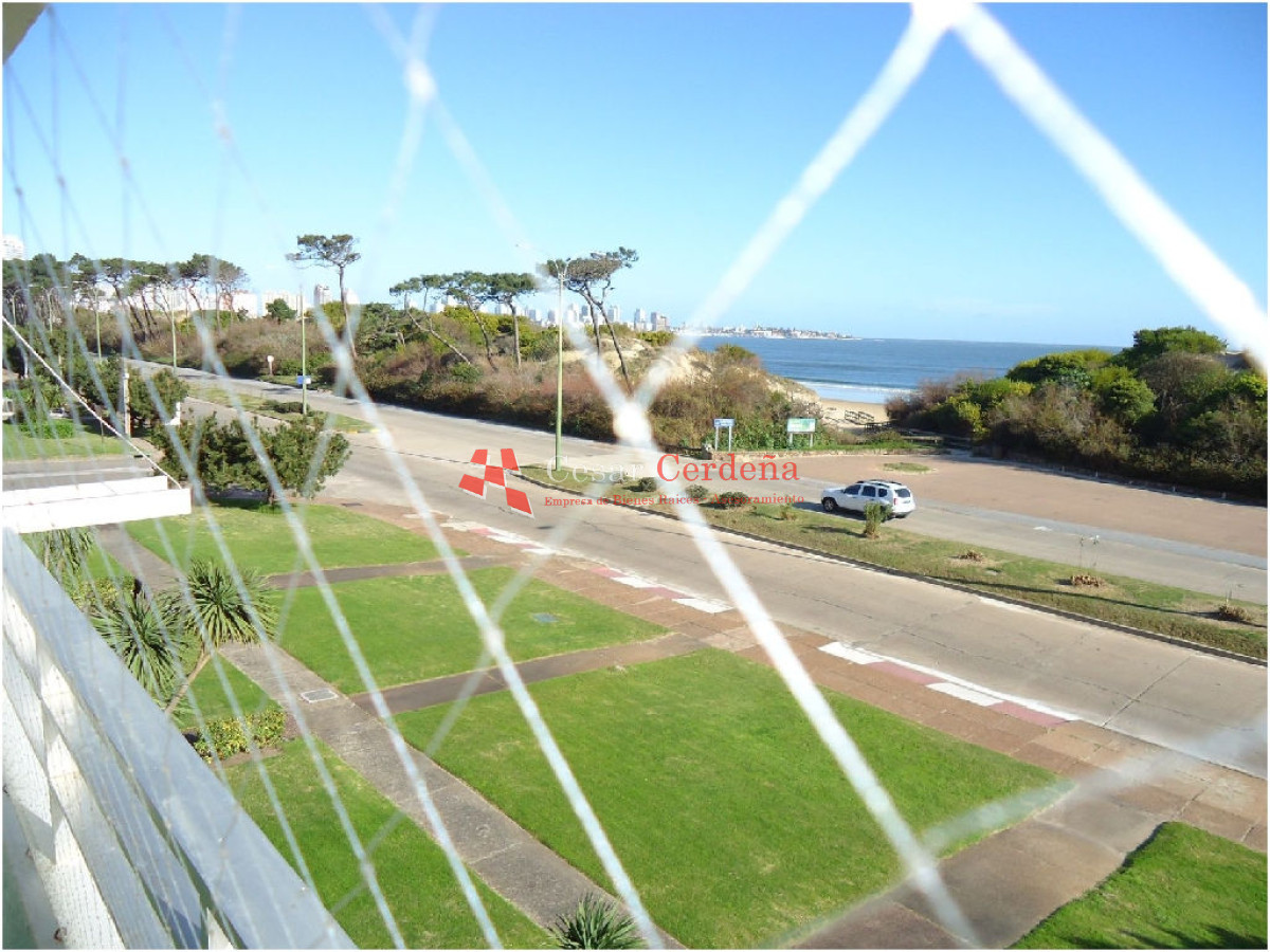 Apartamento ID.696 - VENTA - 3 dormitorios al frente, playa mansa