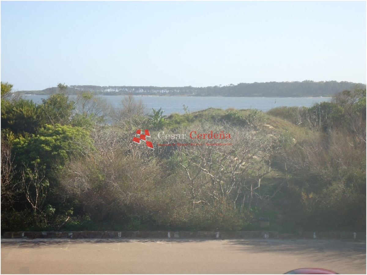 Apartamento ID.696 - VENTA - 3 dormitorios al frente, playa mansa