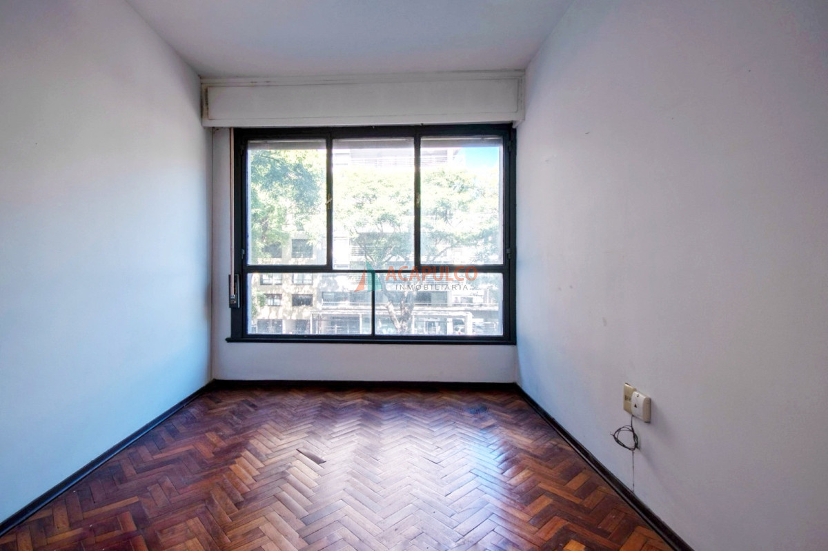 Apartamento Ref.1057 - Venta apartamento en Pocitos 4 dormitorios, 2 baños y garaje