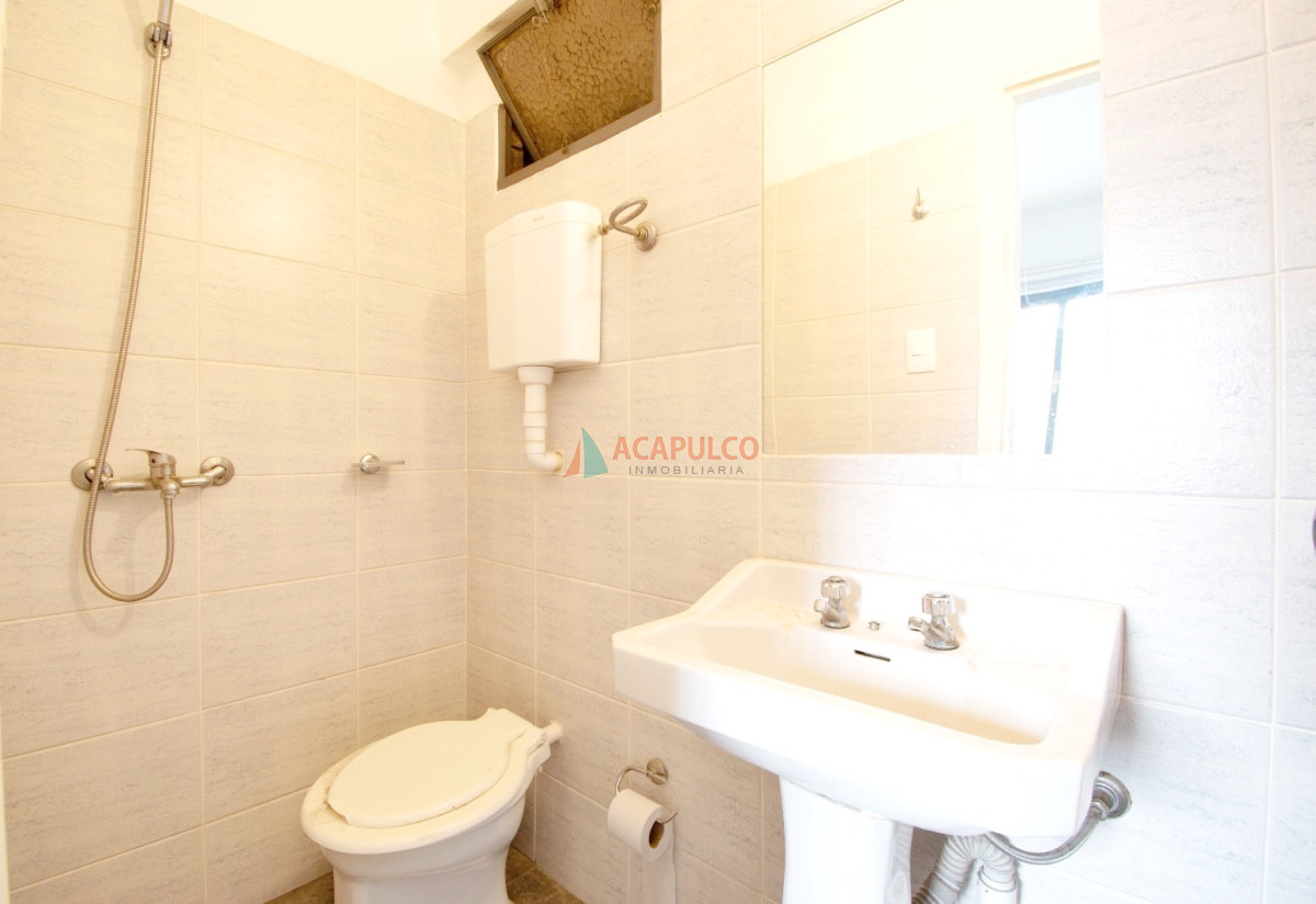 Apartamento Ref.1057 - Venta apartamento en Pocitos 4 dormitorios, 2 baños y garaje
