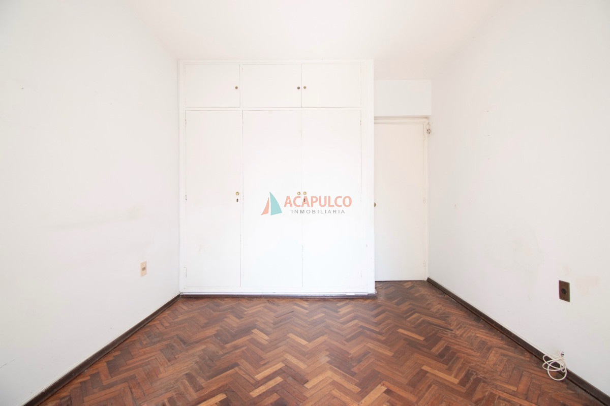 Apartamento Ref.1057 - Venta apartamento en Pocitos 4 dormitorios, 2 baños y garaje