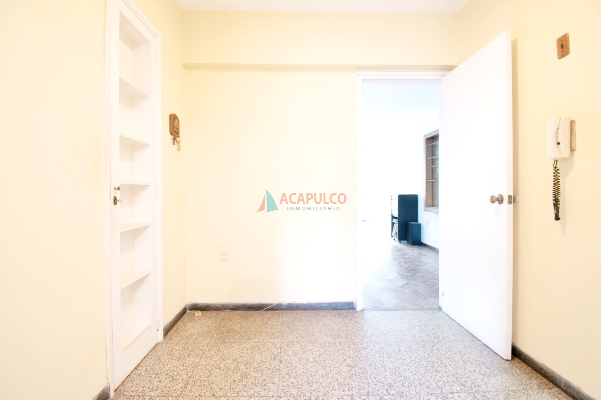 Apartamento Ref.1057 - Venta apartamento en Pocitos 4 dormitorios, 2 baños y garaje