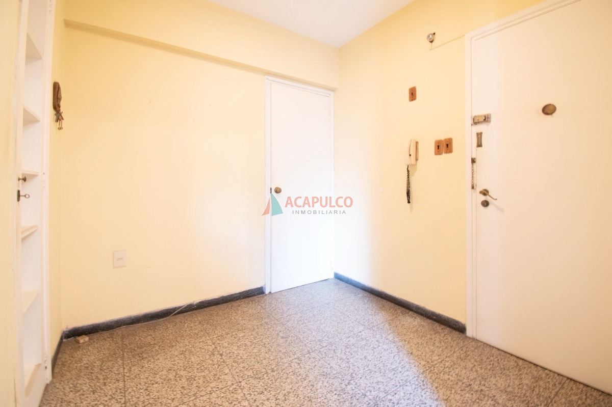Apartamento Ref.1057 - Venta apartamento en Pocitos 4 dormitorios, 2 baños y garaje