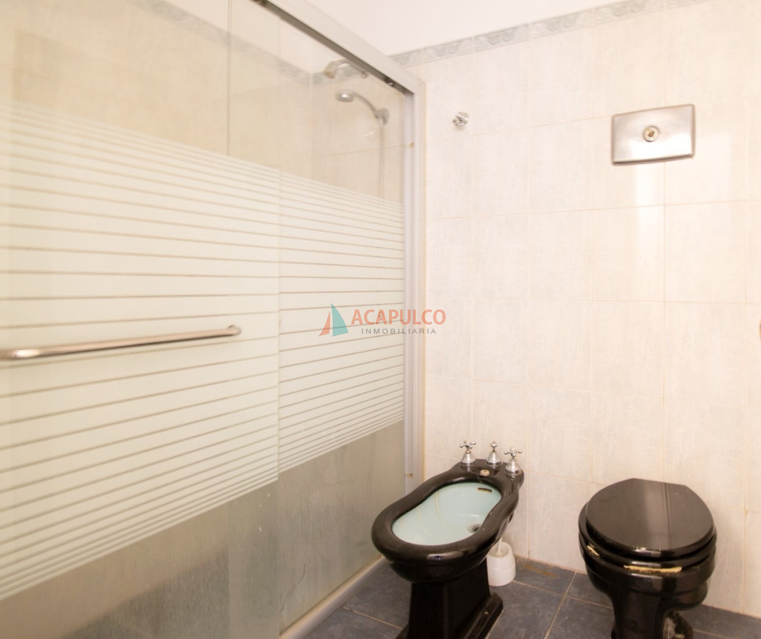 Apartamento Ref.1057 - Venta apartamento en Pocitos 4 dormitorios, 2 baños y garaje