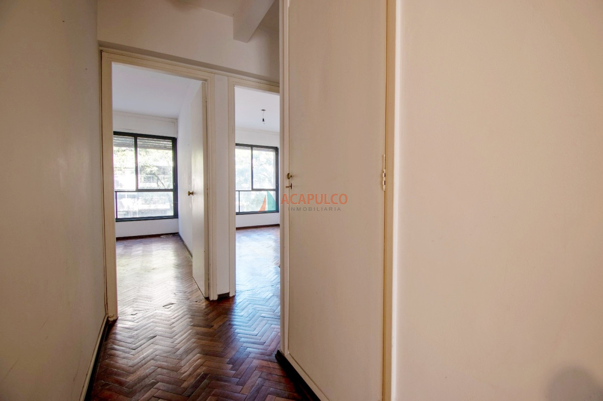 Apartamento Ref.1057 - Venta apartamento en Pocitos 4 dormitorios, 2 baños y garaje
