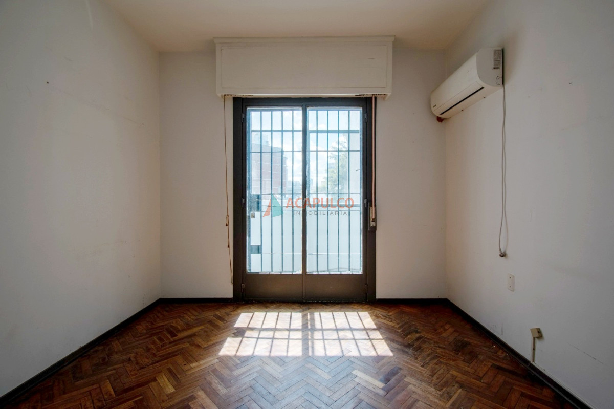 Apartamento Ref.1057 - Venta apartamento en Pocitos 4 dormitorios, 2 baños y garaje