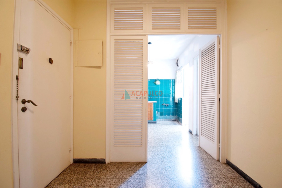 Apartamento Ref.1057 - Venta apartamento en Pocitos 4 dormitorios, 2 baños y garaje