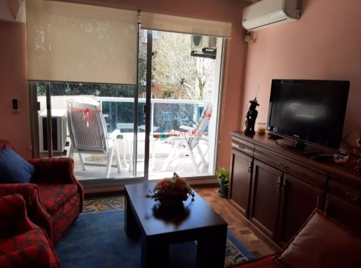 Apartamento Ref.1024 - Venta apartamento de 2 dormitorios y garage en Pocitos 